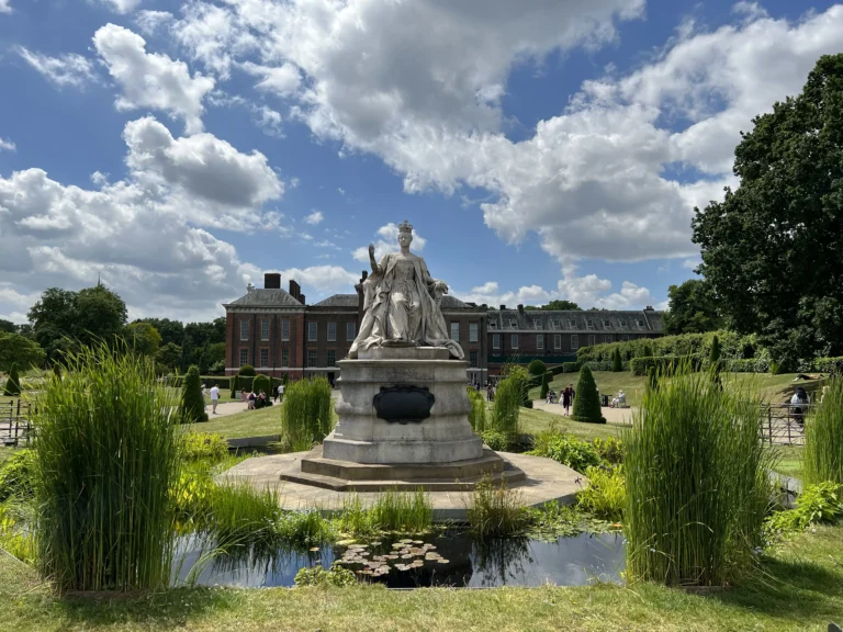 肯辛頓宮前 維多莉亞女王雕像