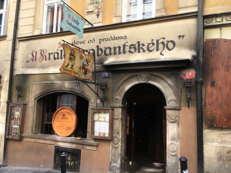 布拉格舊城區的老舊酒吧