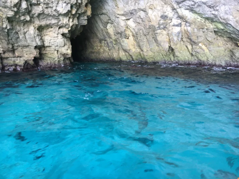 藍洞海蝕洞呈現的天空藍海水