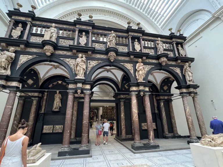 維多利亞與亞伯特博物館 拱門雕像