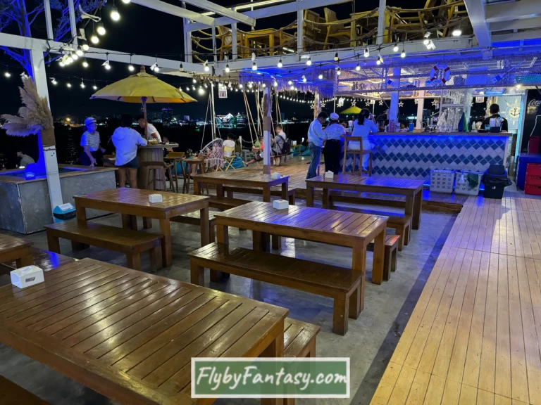 芭達雅海上漂浮咖啡廳Tappia Floating Cafe 下層甲板座位區
